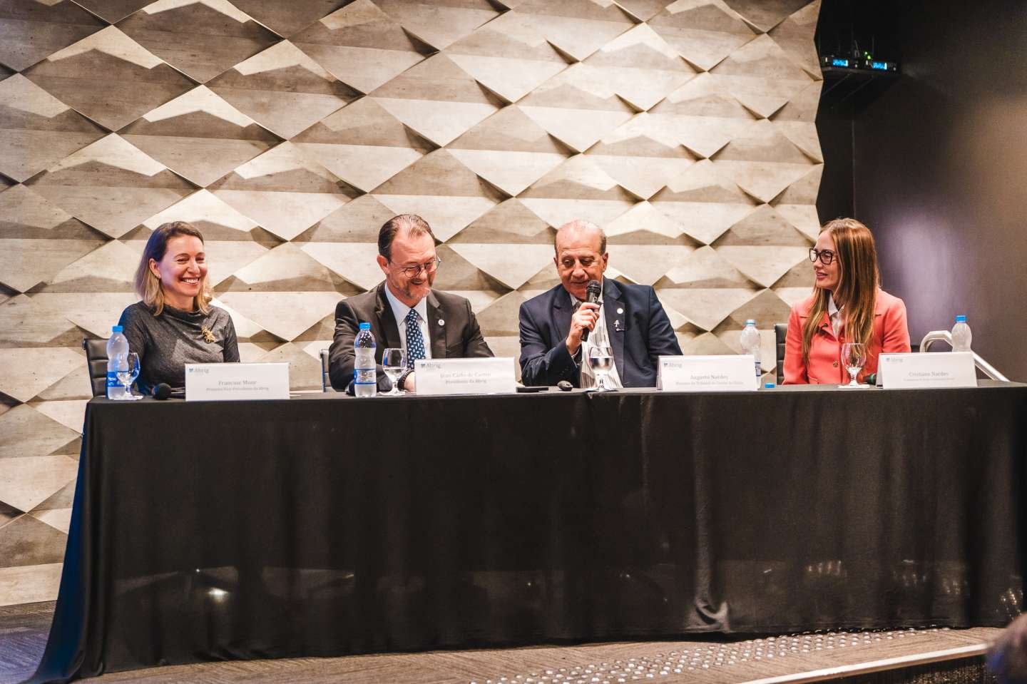 Café com Autoridade debate governança e relações de poder em tempos de crise