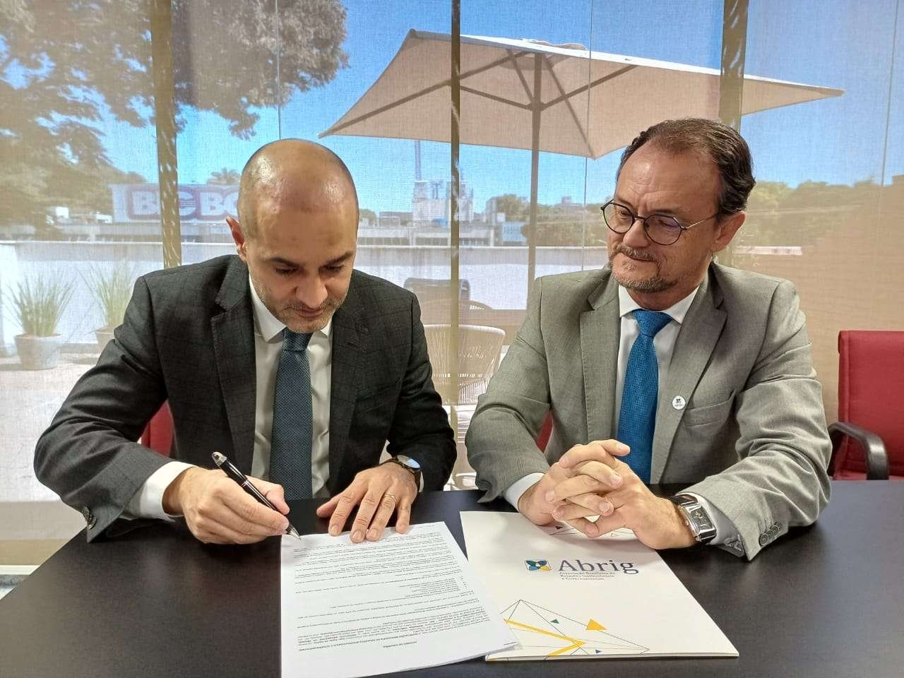 Abrig e IDP assinam acordo de cooperação institucional