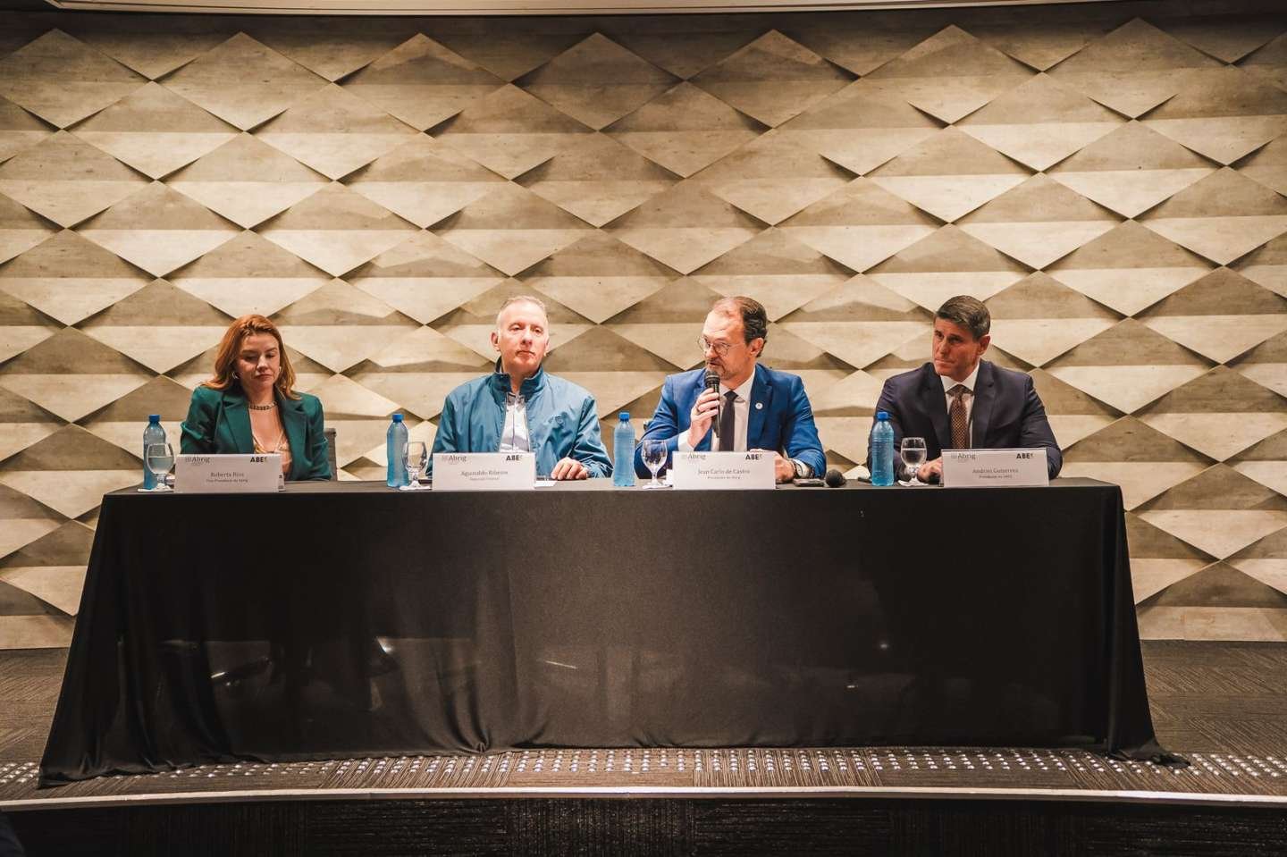 Relator da IA diz que o maior desafio é propor uma legislação que seja referência, em evento da Abrig